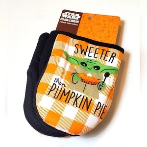 Disney Star Wars The Mandalorian Baby Yoda Sweeter Than Pumpkin Pie Oven Mitts